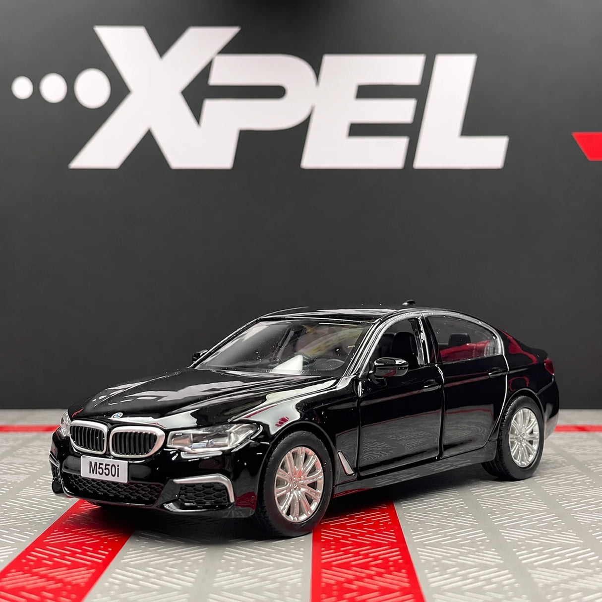 BMW 2017 G30 M550i Schwarzer 1:36 – Druckguss-Displaymodell Druckguss