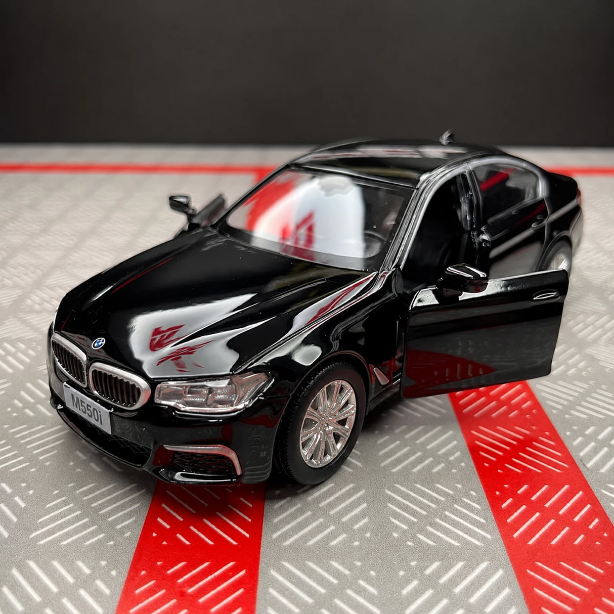 BMW 2017 G30 M550i Schwarzer 1:36 – Druckguss-Displaymodell Druckguss