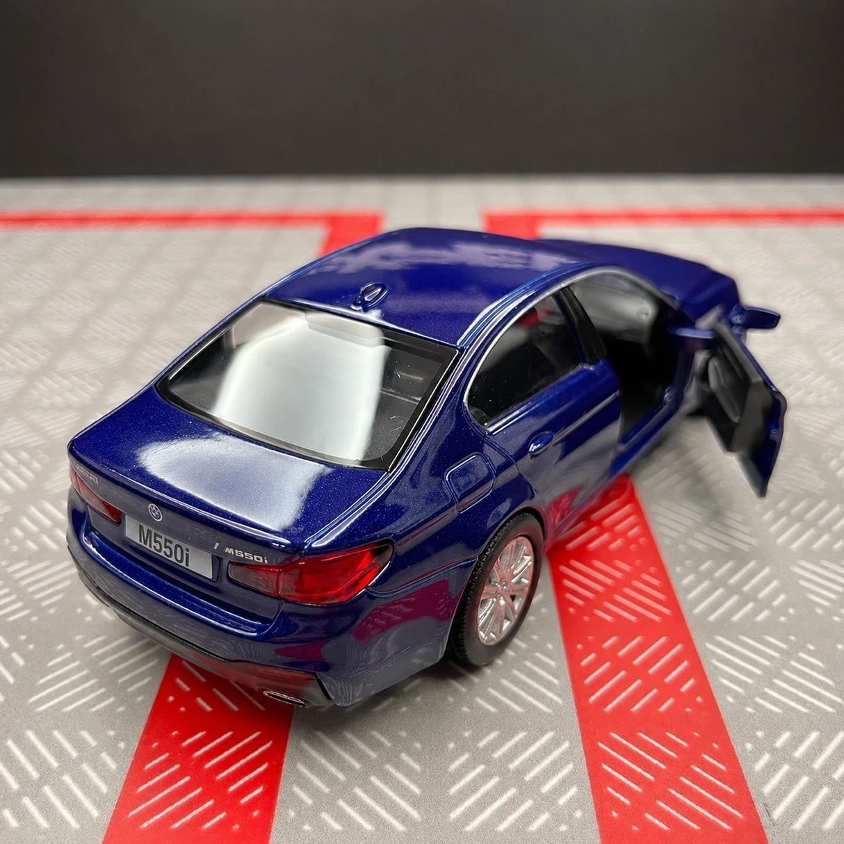 BMW 2017 G30 M550i Blue 1:36 – Druckguss-Display-Modell in Druckguss