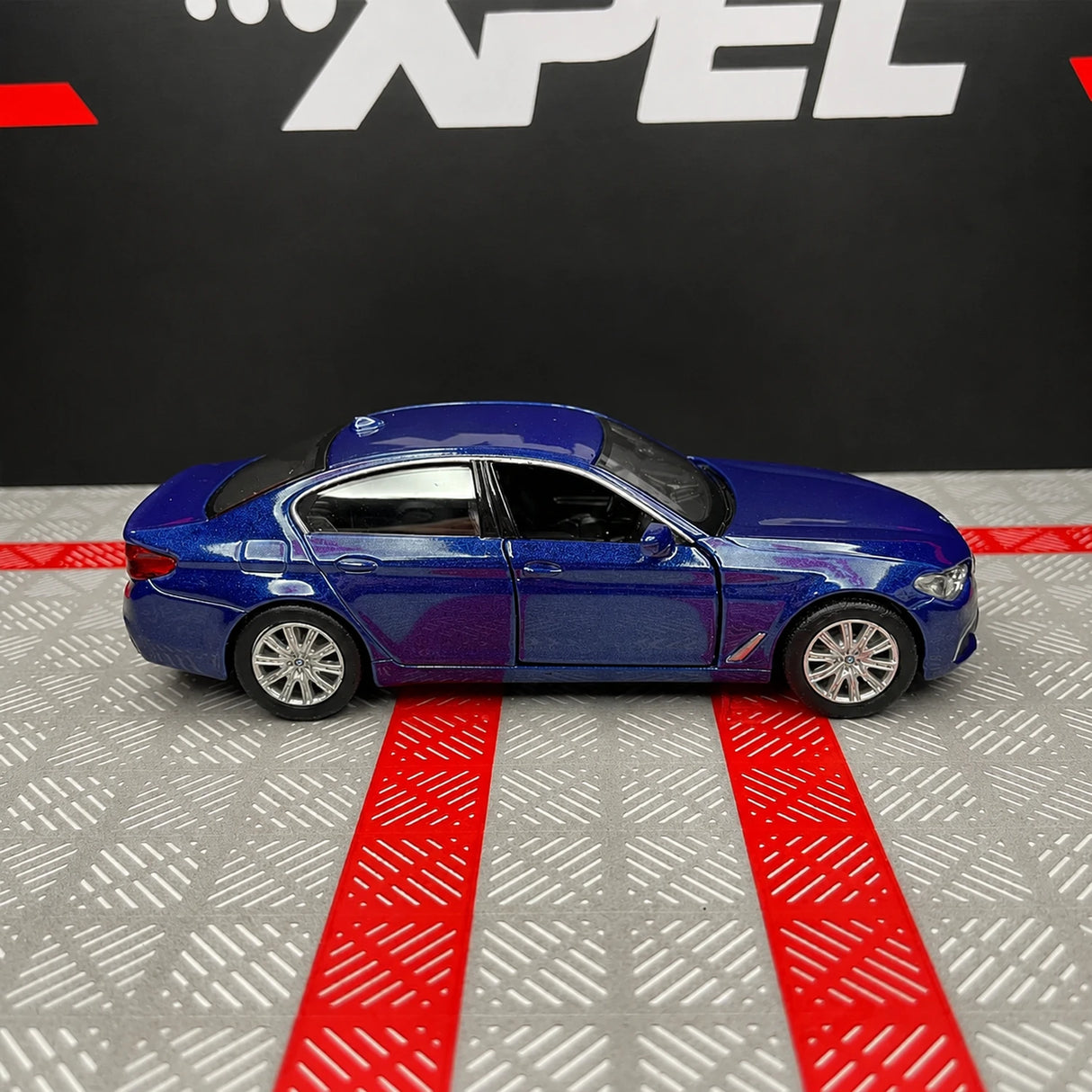 BMW 2017 G30 M550i Blue 1:36 – Druckguss-Display-Modell in Druckguss