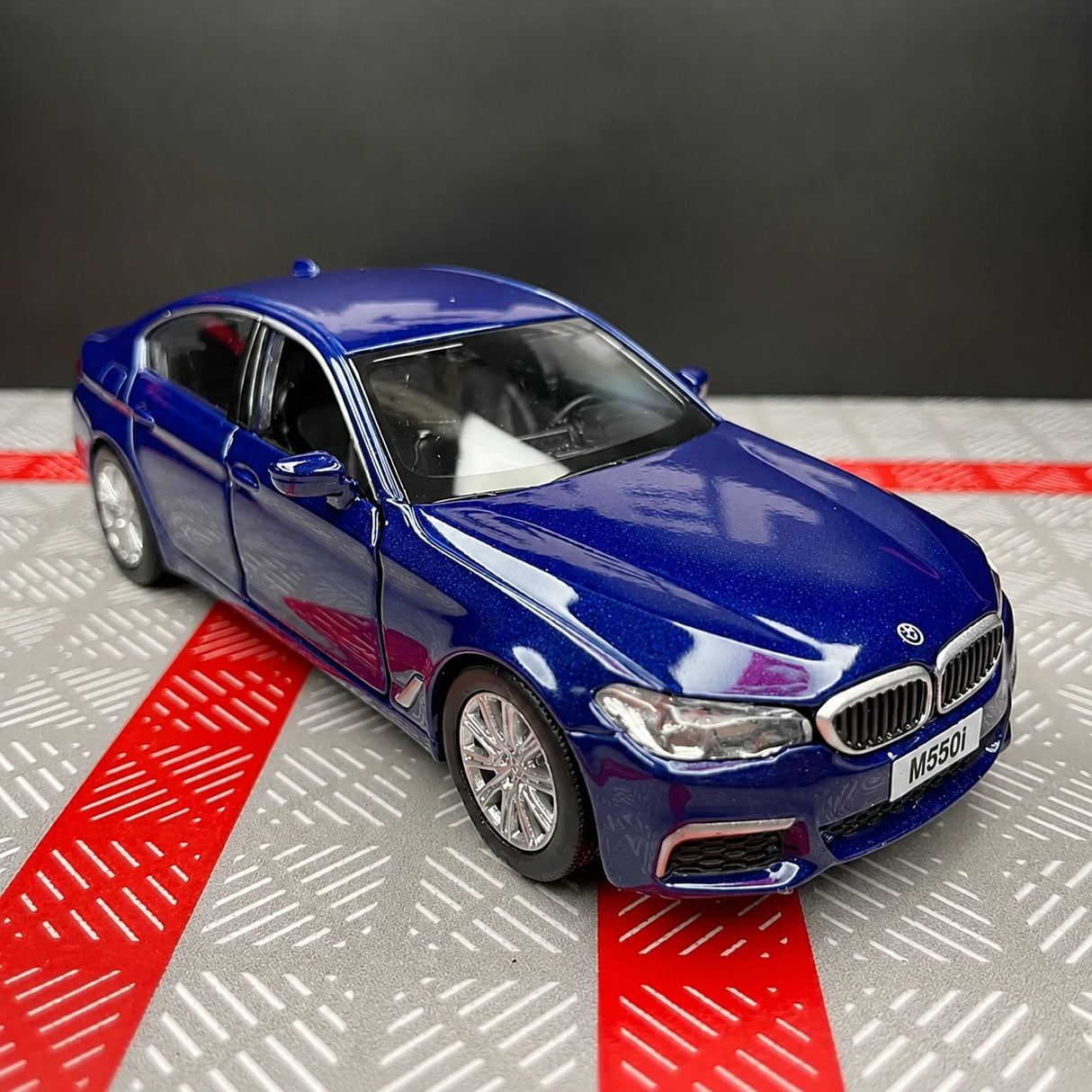 BMW 2017 G30 M550i Blue 1:36 – Druckguss-Display-Modell in Druckguss