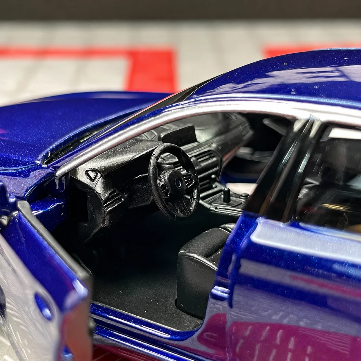BMW 2017 G30 M550i Blue 1:36 – Druckguss-Display-Modell in Druckguss