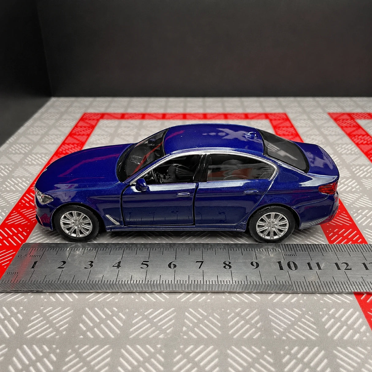 BMW 2017 G30 M550i Blue 1:36 – Druckguss-Display-Modell in Druckguss
