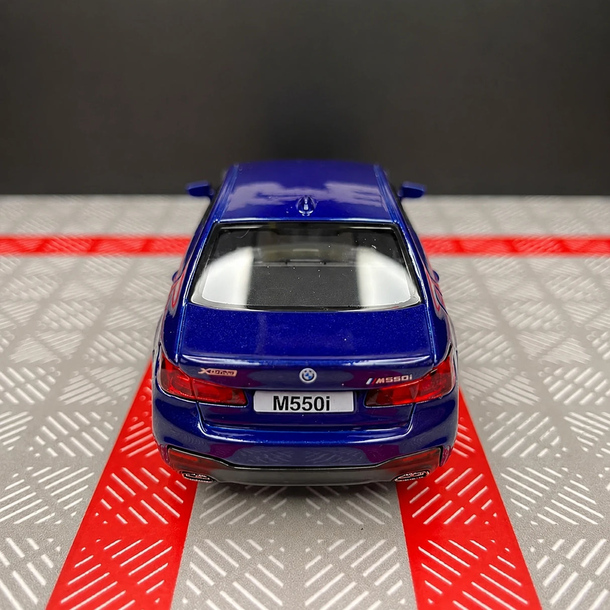 BMW 2017 G30 M550i Blue 1:36 – Druckguss-Display-Modell in Druckguss
