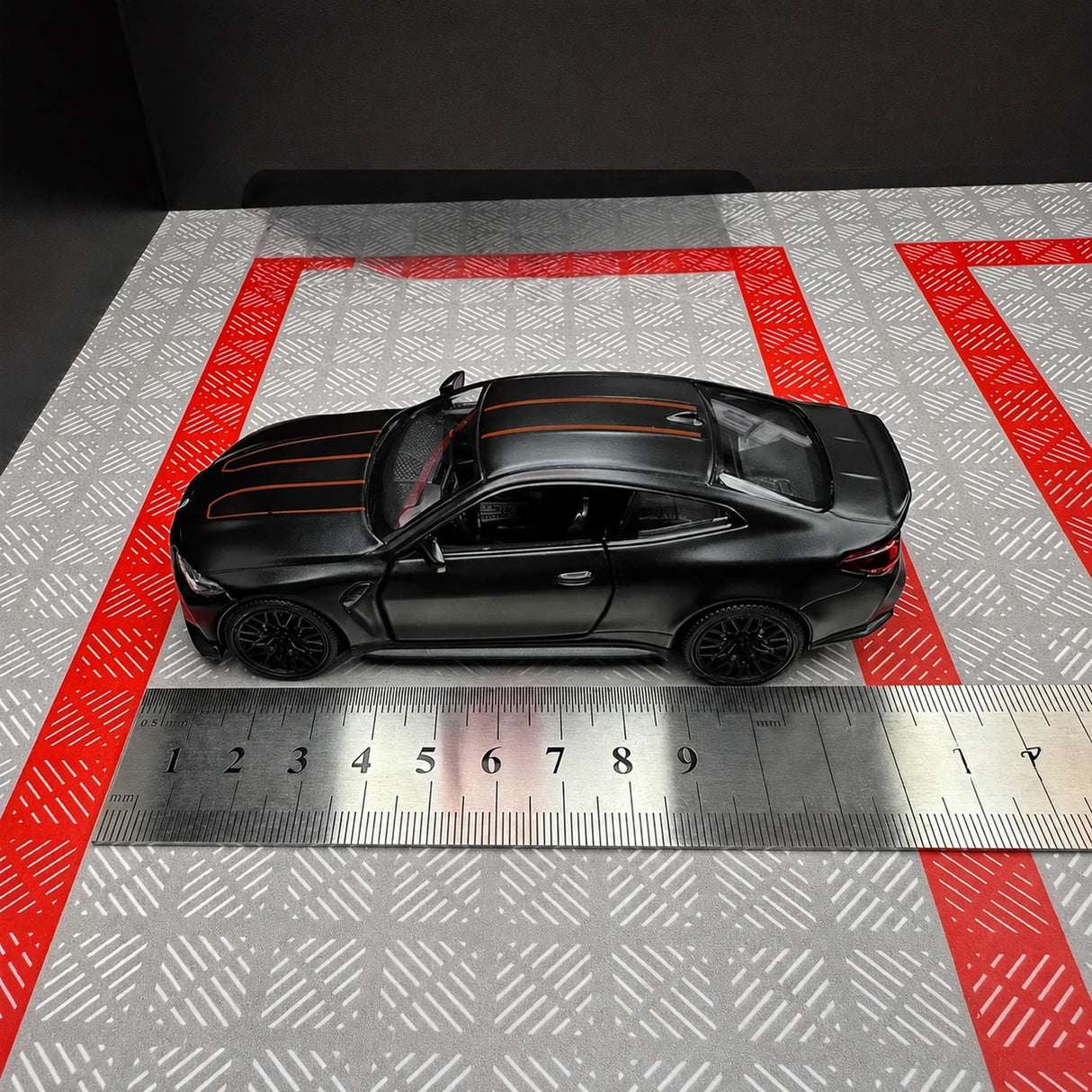 BMW 2023 G82 M4 CSL czarny 1:36 – odlewany model ekspozycyjny