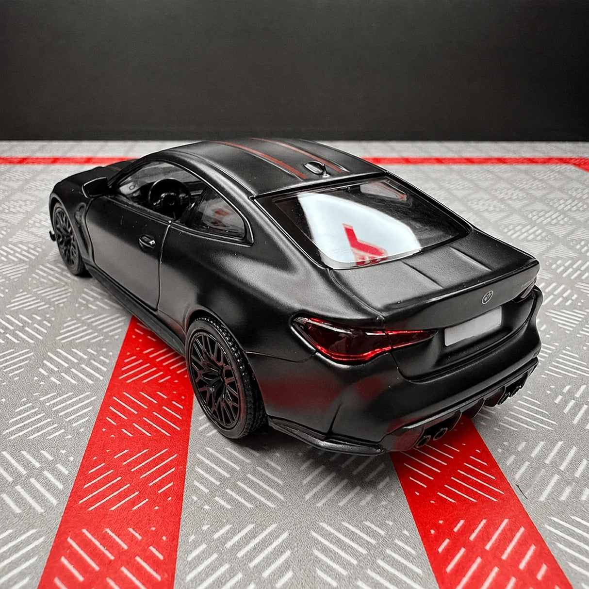 BMW 2023 G82 M4 CSL czarny 1:36 – odlewany model ekspozycyjny