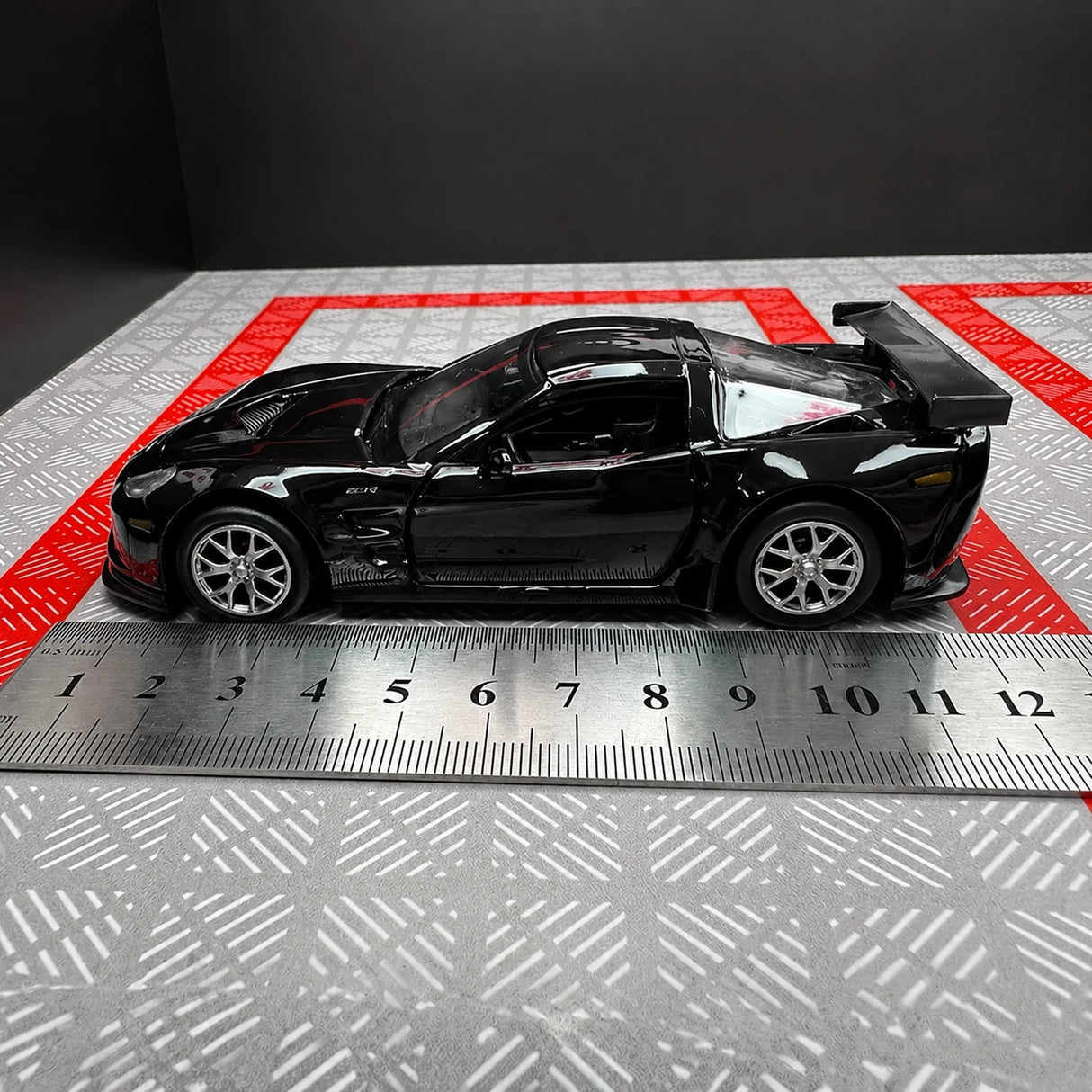 Chevrolet 2005 Corvette C6-R Glossy Black 1:36 – Diecast Display Model Die-Cast