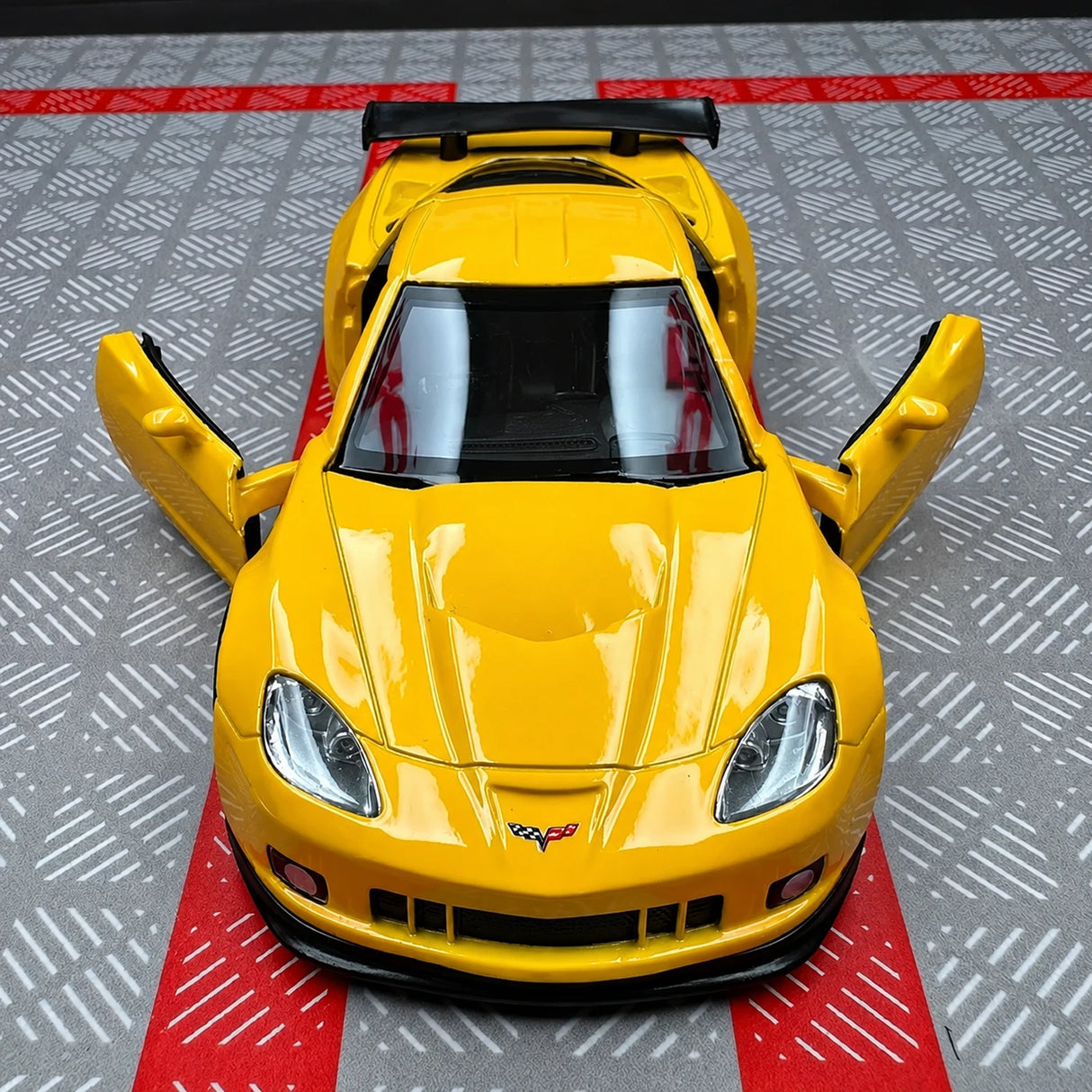 Chevrolet 2005 Corvette C6-R Yellow 1:36 – Diecast Display Model Die-Cast