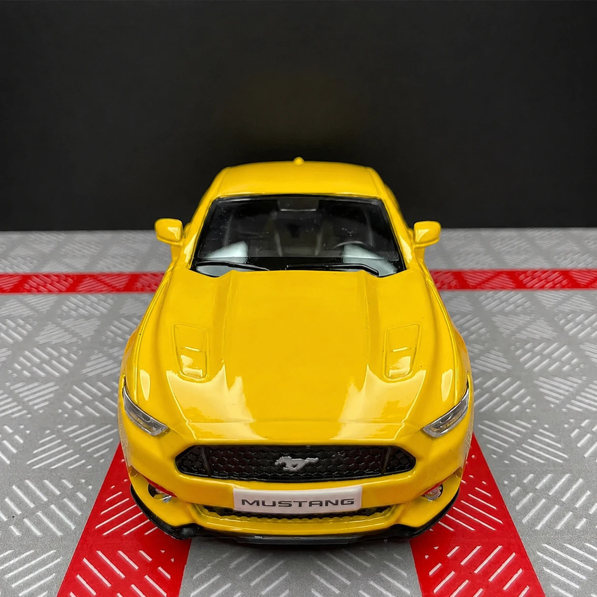 Ford 2015 Mustang أصفر 1:36 – نموذج عرض معدني مصبوب