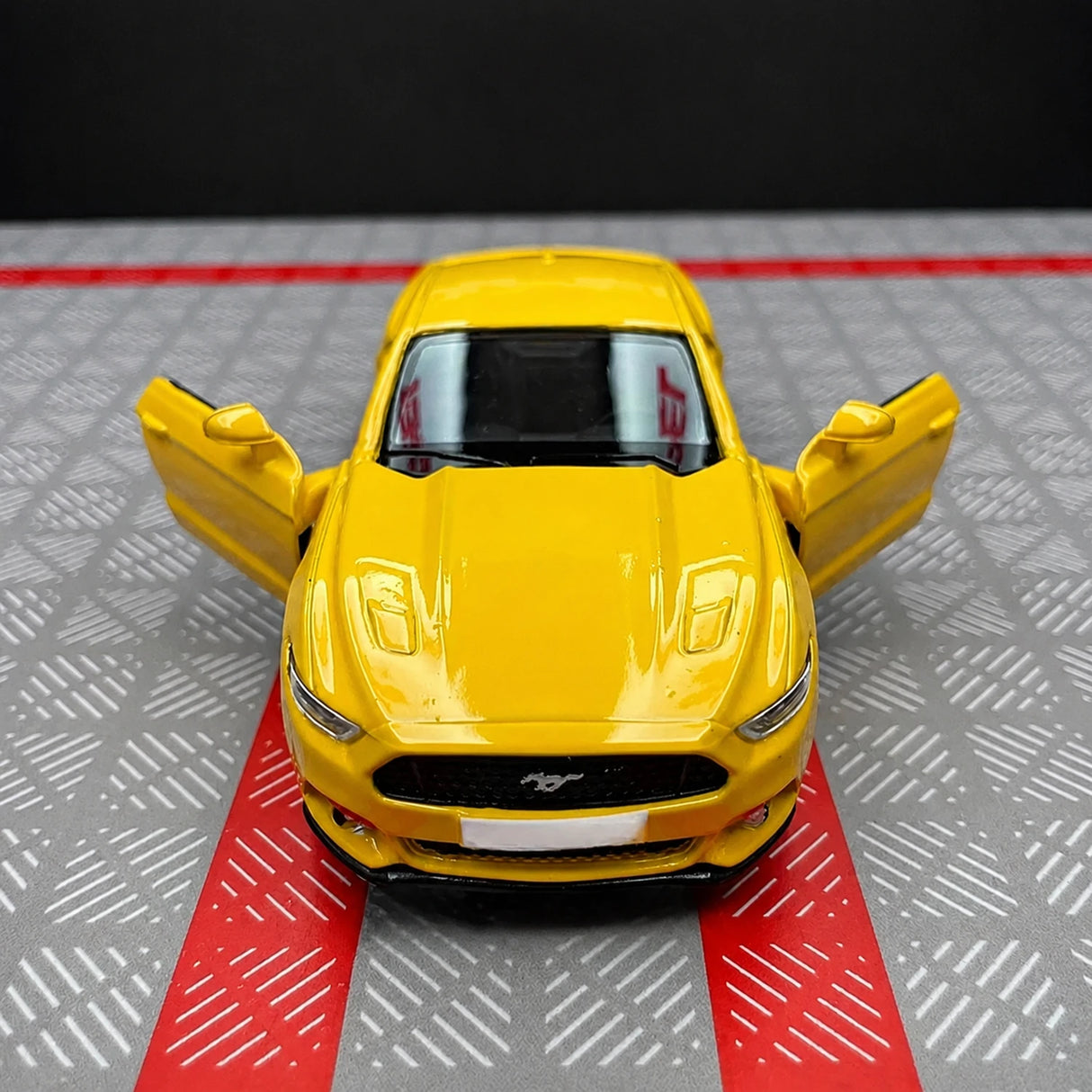 Ford 2015 Mustang أصفر 1:36 – نموذج عرض معدني مصبوب