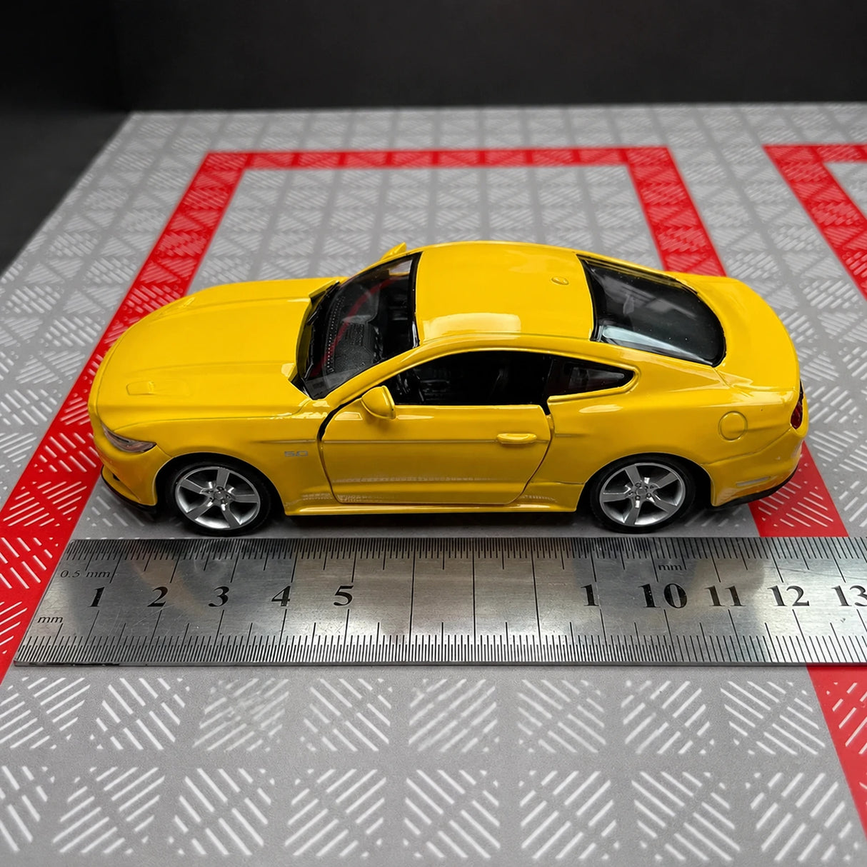 Ford 2015 Mustang أصفر 1:36 – نموذج عرض معدني مصبوب