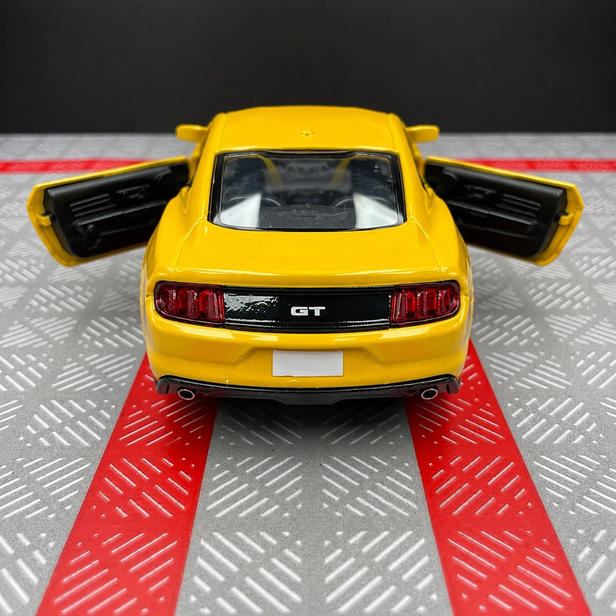Ford 2015 Mustang أصفر 1:36 – نموذج عرض معدني مصبوب
