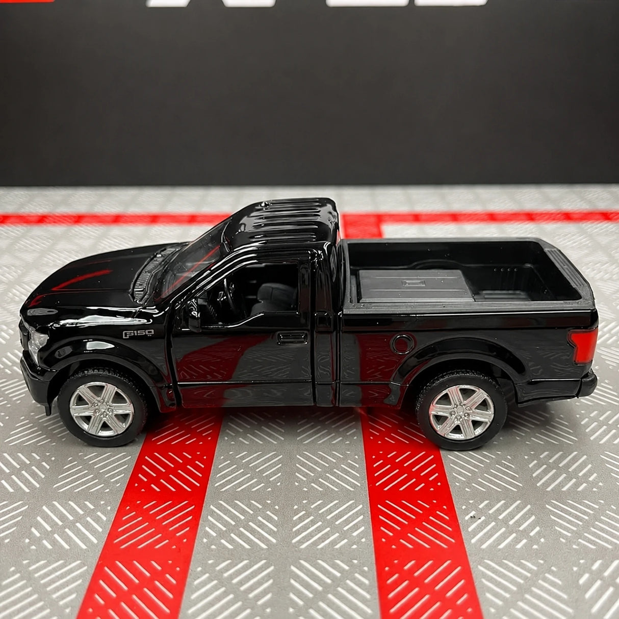 Ford 2018 F150 Glossy Black 1:36 – Diecast Display Model Die-Cast