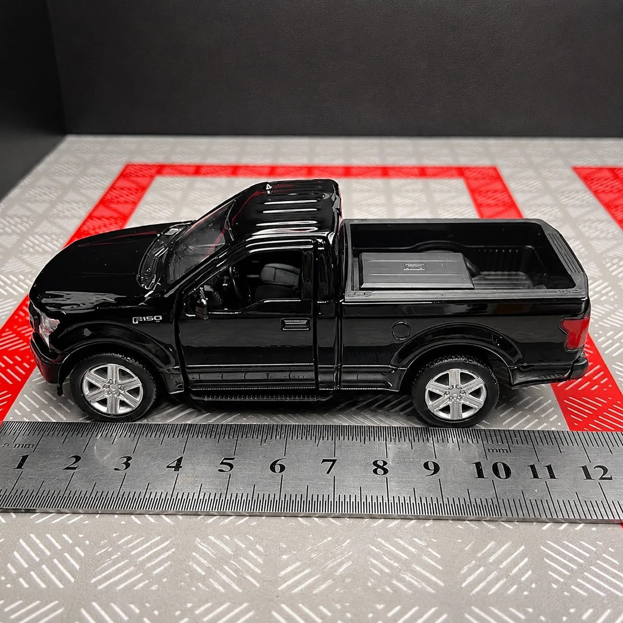 Ford 2018 F150 Glossy Black 1:36 – Diecast Display Model Die-Cast