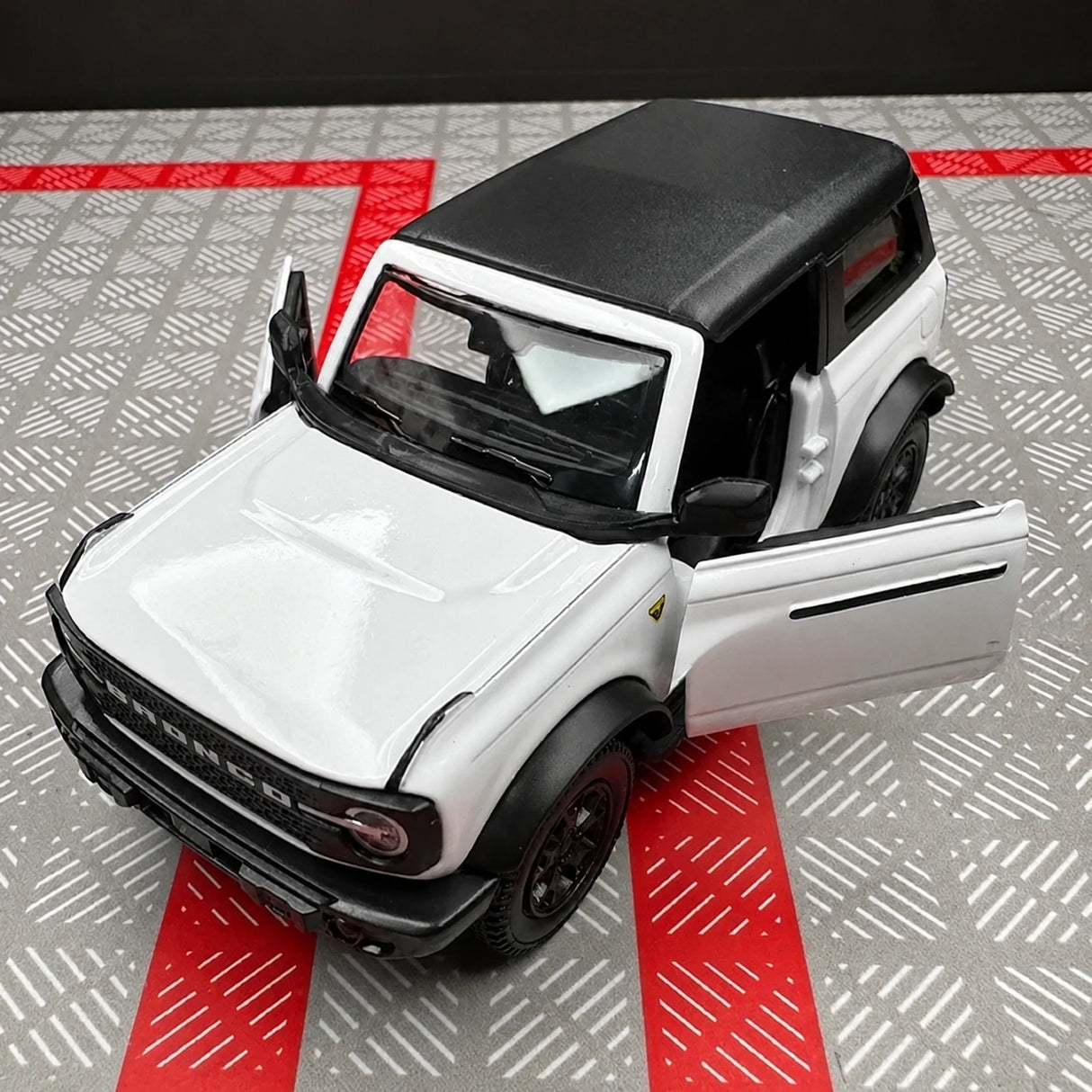 Ford 2021 Bronco أبيض 1:36 – نموذج عرض معدني مصبوب