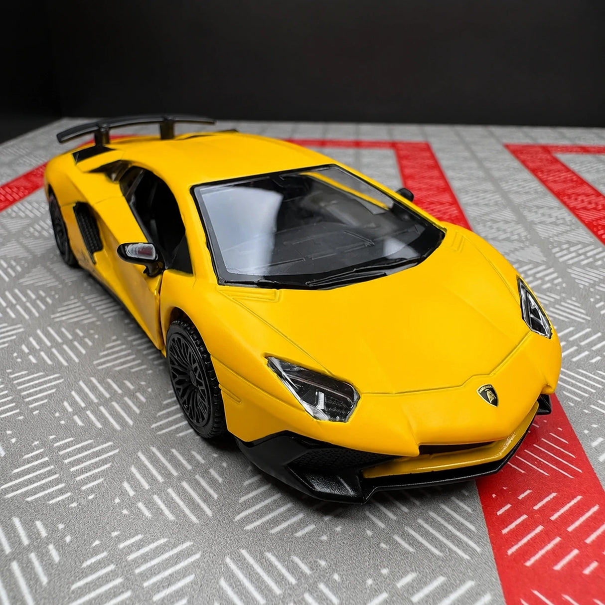 Lamborghini 2016 Aventador LP750-4 SV Yellow 1:36 – model wyświetlacza odlewany z odlewu