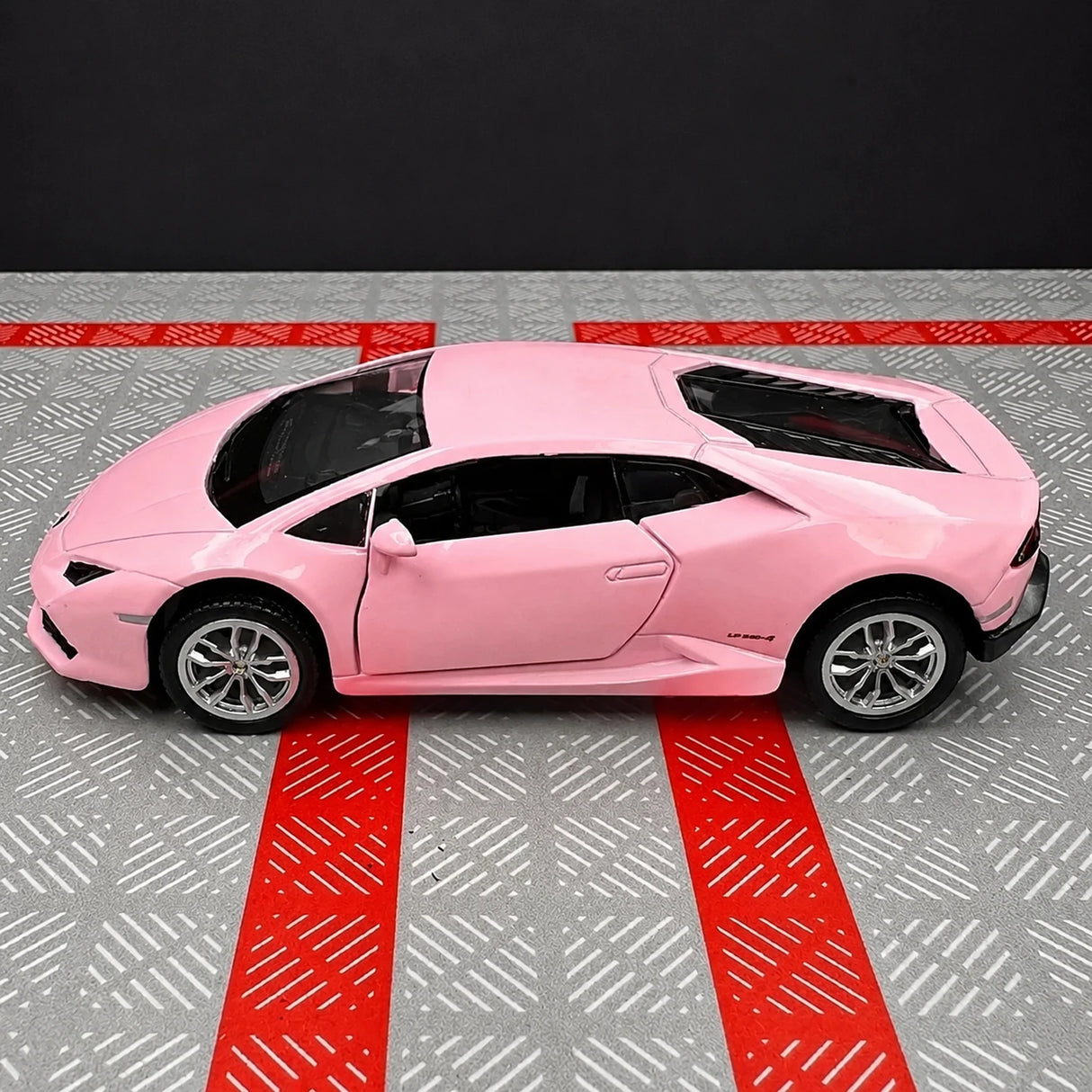 Lamborghini 2016 Huracan LP610-4 Pink 1:36 – model wyświetlacza odlewanego
