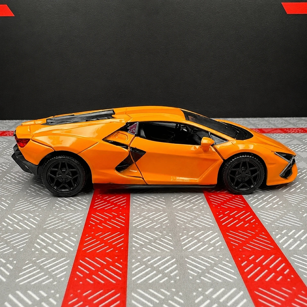 Lamborghini 2023 Revuelto Orange 1:36 – Modelo de Exhibición de Fundición a Presión