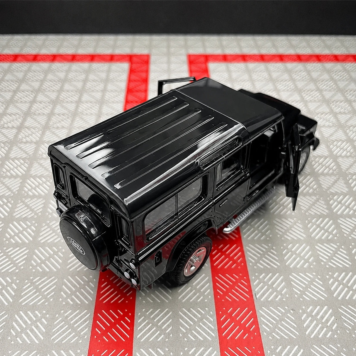 Land Rover 1990 Defender 110 Black 1:36 – Diecast Display Model Die-Cast