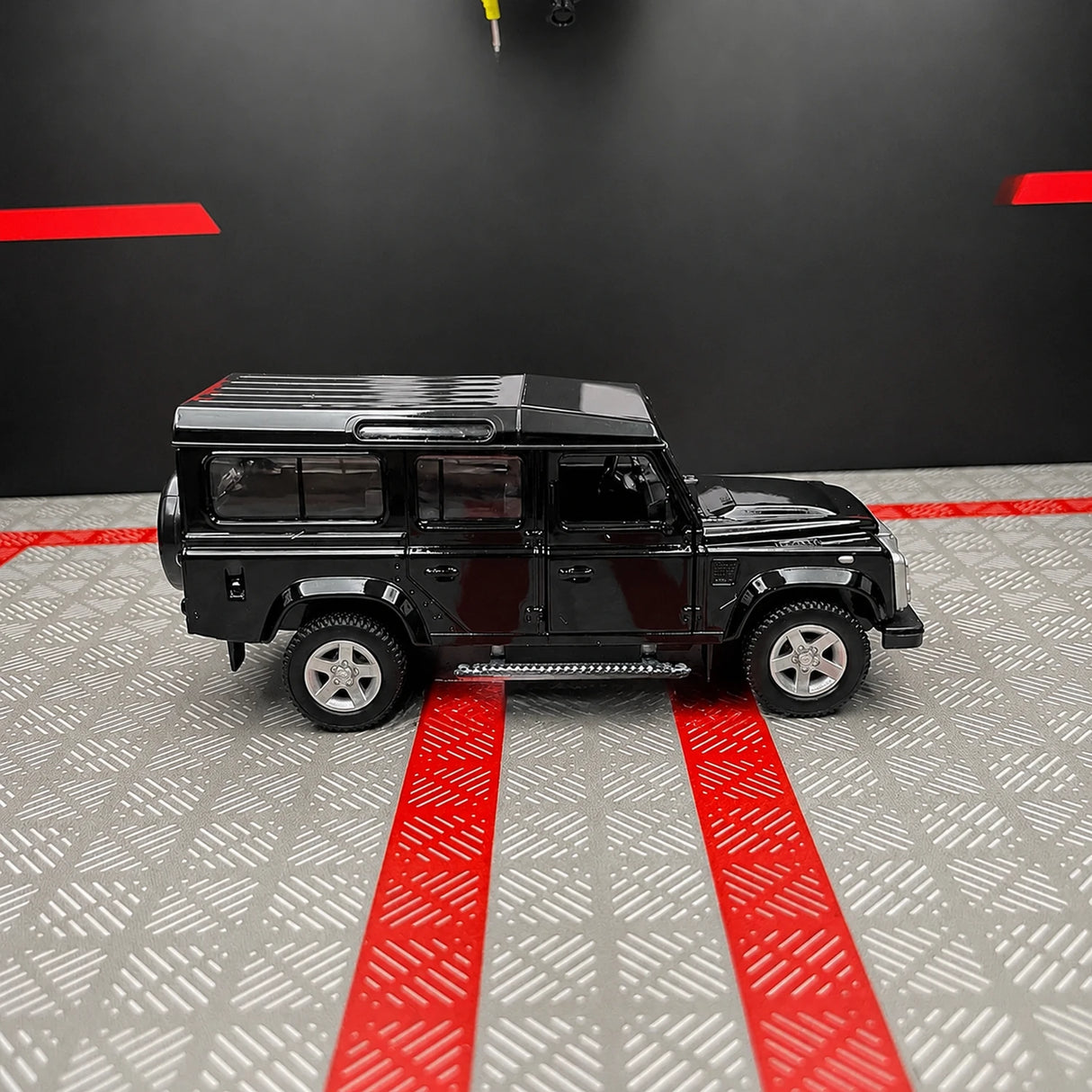 Land Rover 1990 Defender 110 Black 1:36 – Diecast Display Model Die-Cast