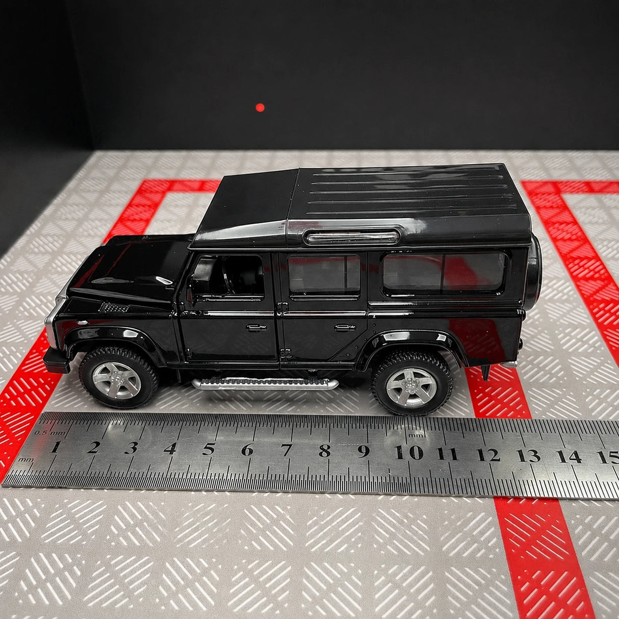 Land Rover 1990 Defender 110 Black 1:36 – Diecast Display Model Die-Cast