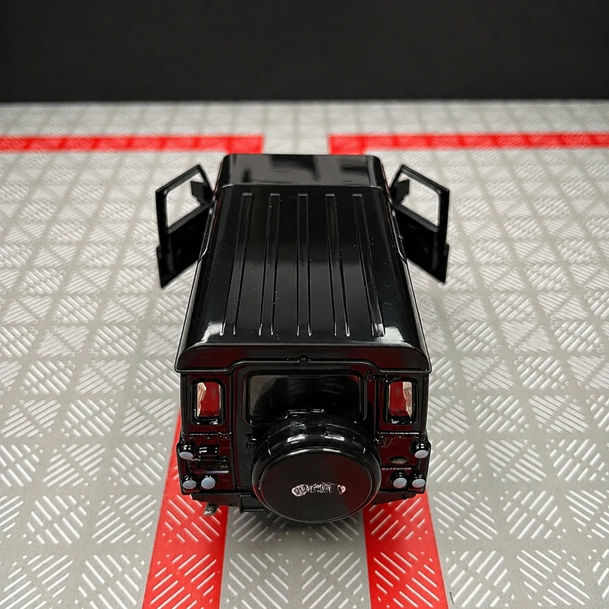 Land Rover 1990 Defender 110 Black 1:36 – Diecast Display Model Die-Cast