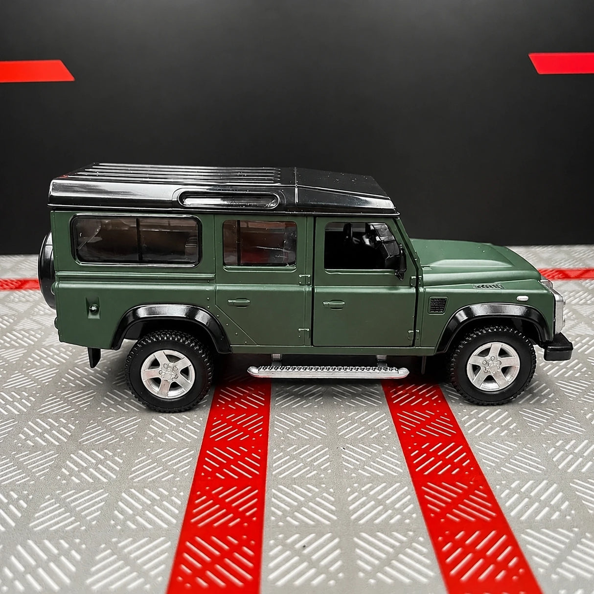 Land Rover 1990 Defender 110 Matte Green 1:36 – Diecast Display Model Die-Cast