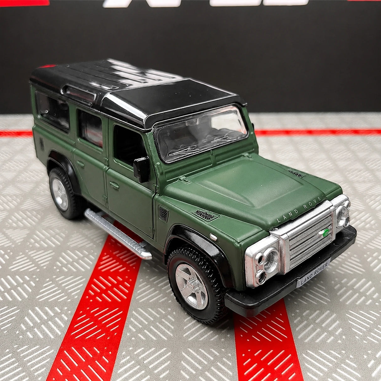 Land Rover 1990 Defender 110 Matte Green 1:36 – Diecast Display Model Die-Cast