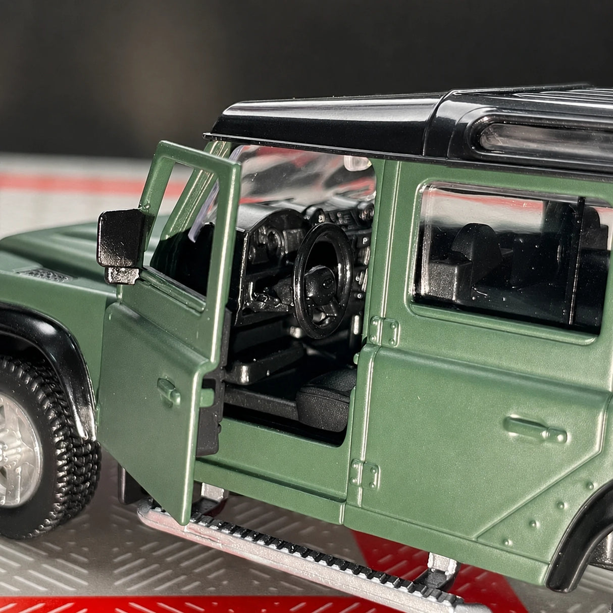 Land Rover 1990 Defender 110 Matte Green 1:36 – Diecast Display Model Die-Cast