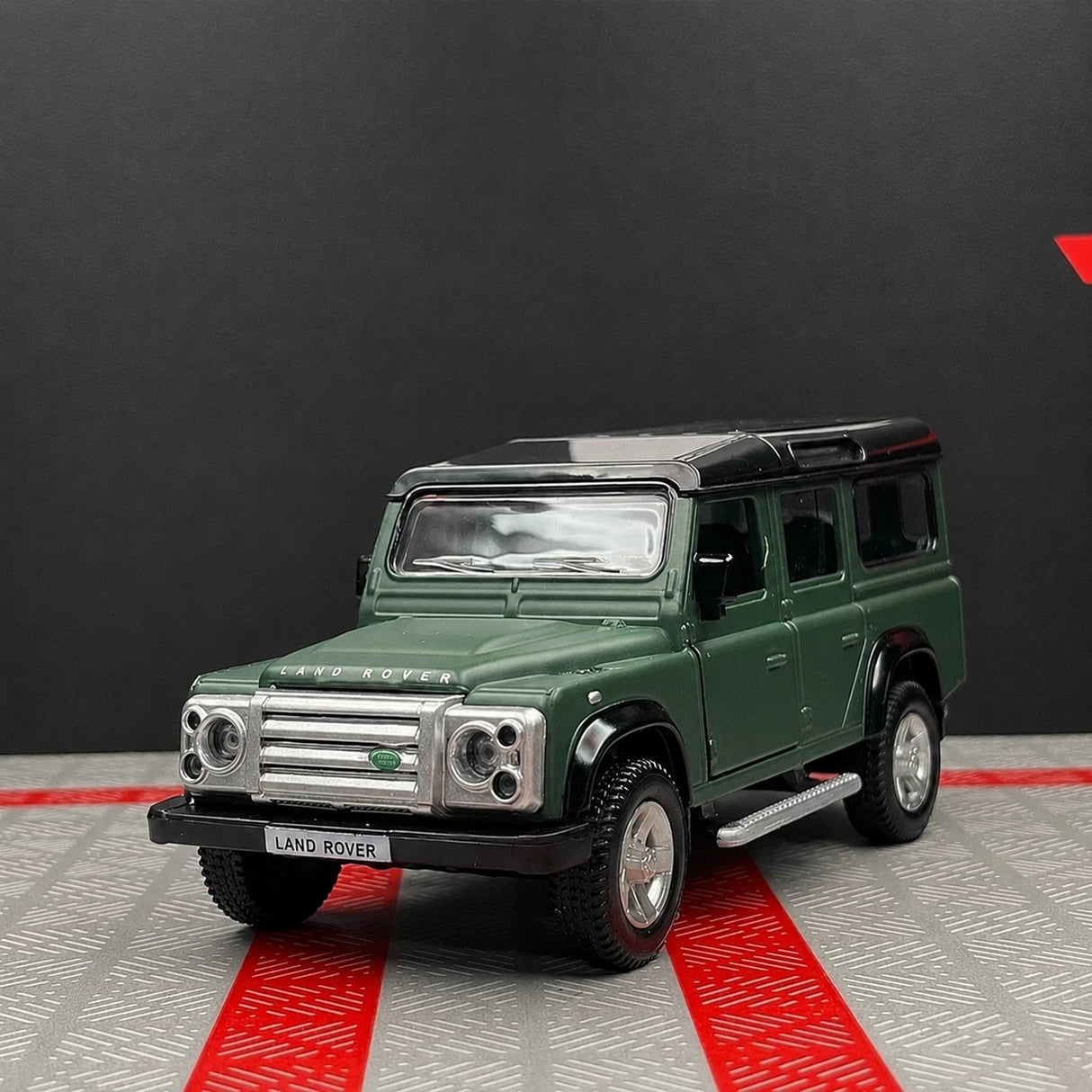 Land Rover 1990 Defender 110 Matte Green 1:36 – Diecast Display Model Die-Cast