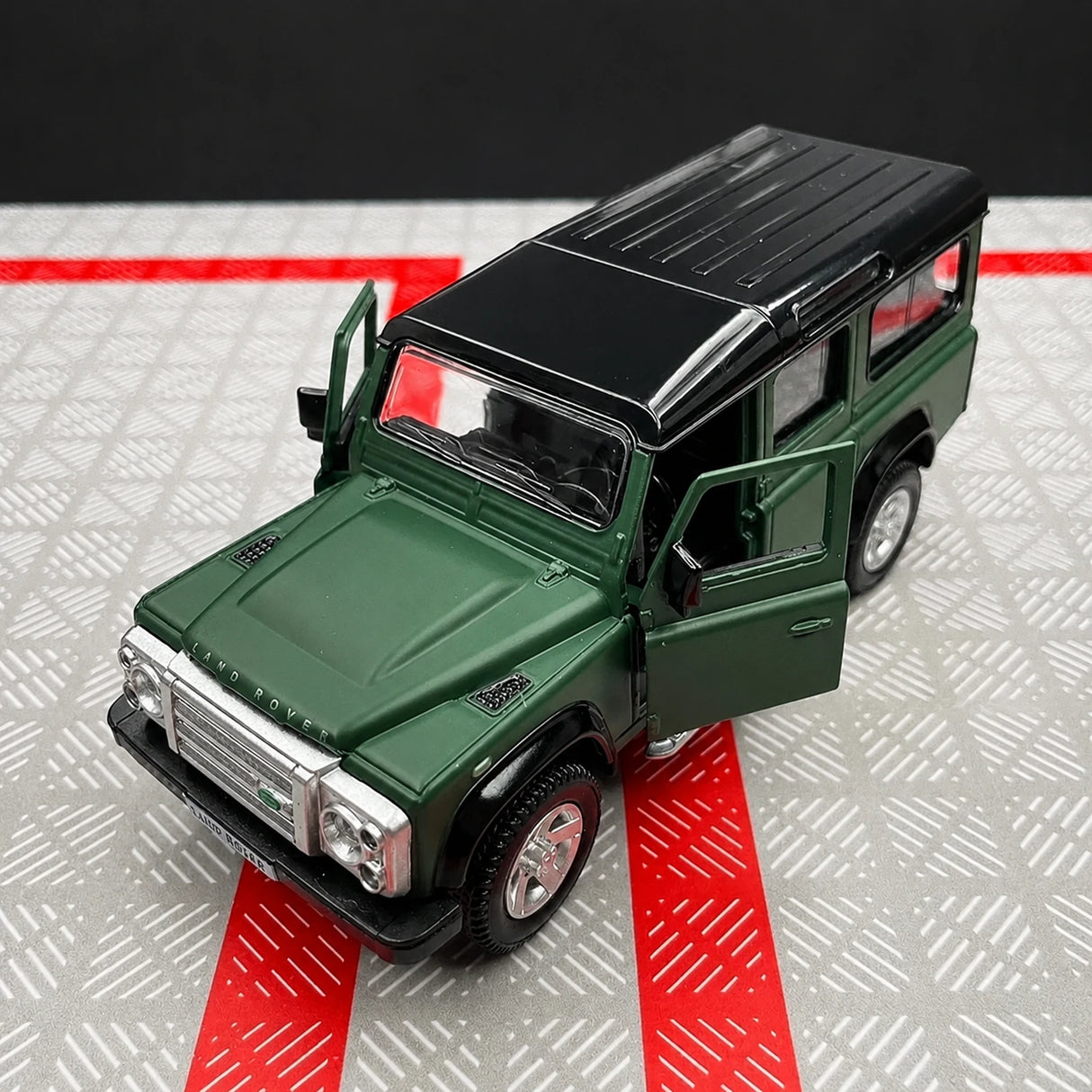 Land Rover 1990 Defender 110 Matte Green 1:36 – Diecast Display Model Die-Cast
