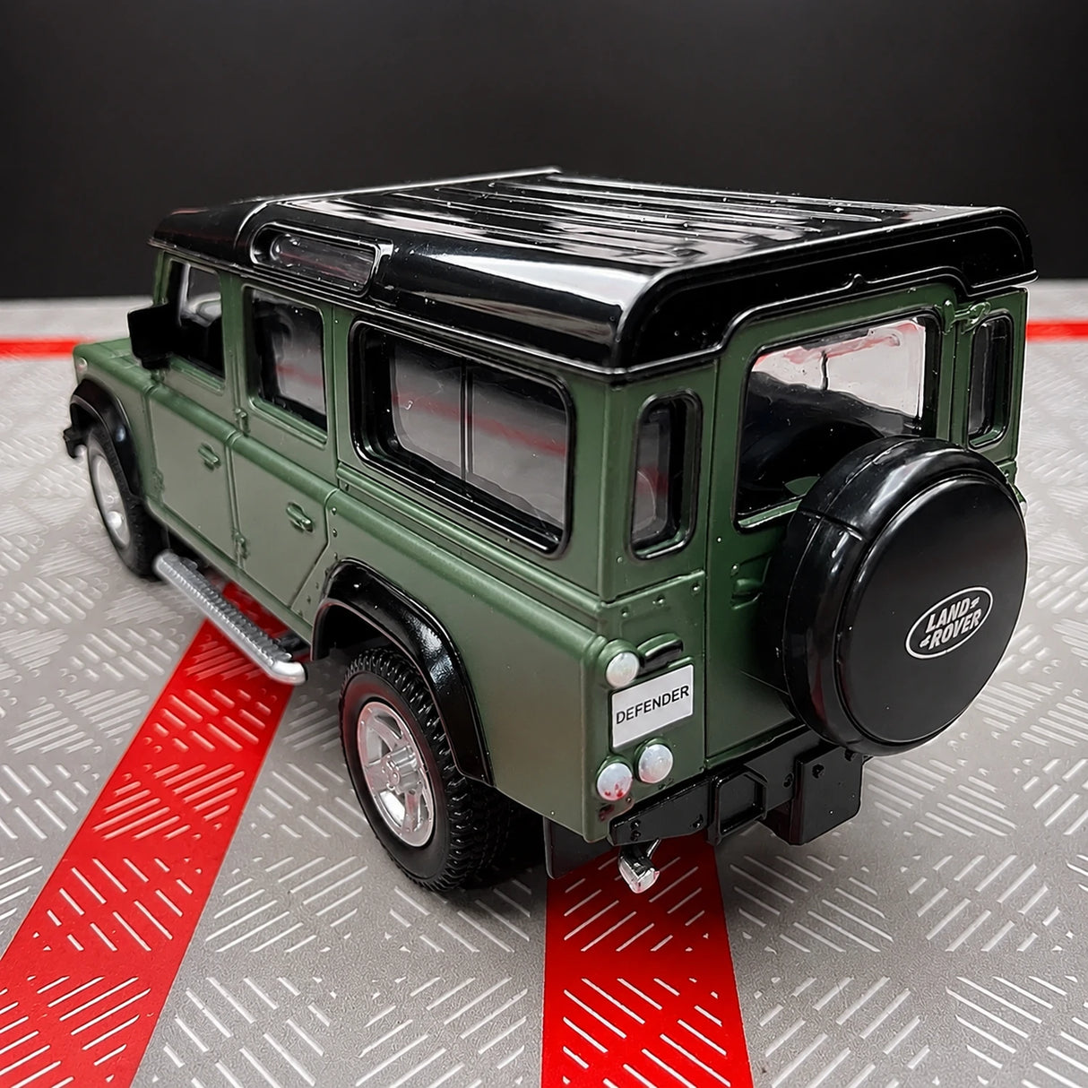 Land Rover 1990 Defender 110 Matte Green 1:36 – Diecast Display Model Die-Cast