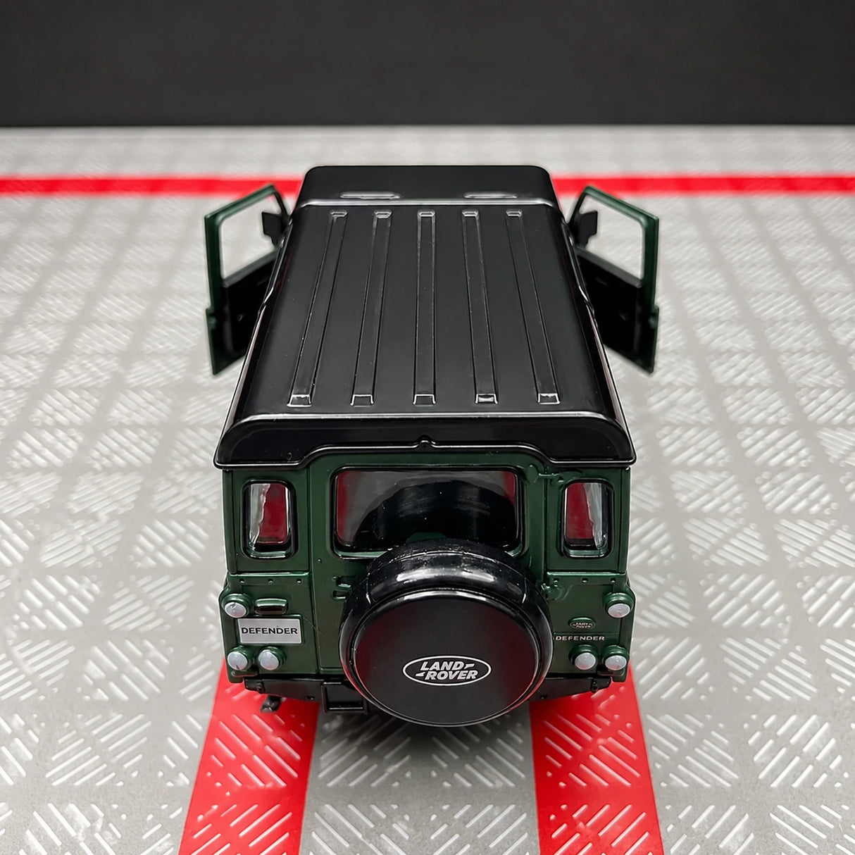 Land Rover 1990 Defender 110 Matte Green 1:36 – Diecast Display Model Die-Cast