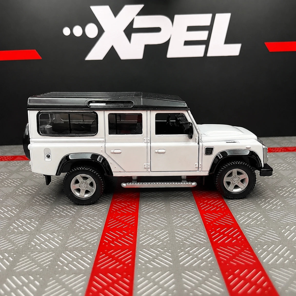 Land Rover 1990 Defender 110 White 1:36 – Diecast Display Model Die-Cast