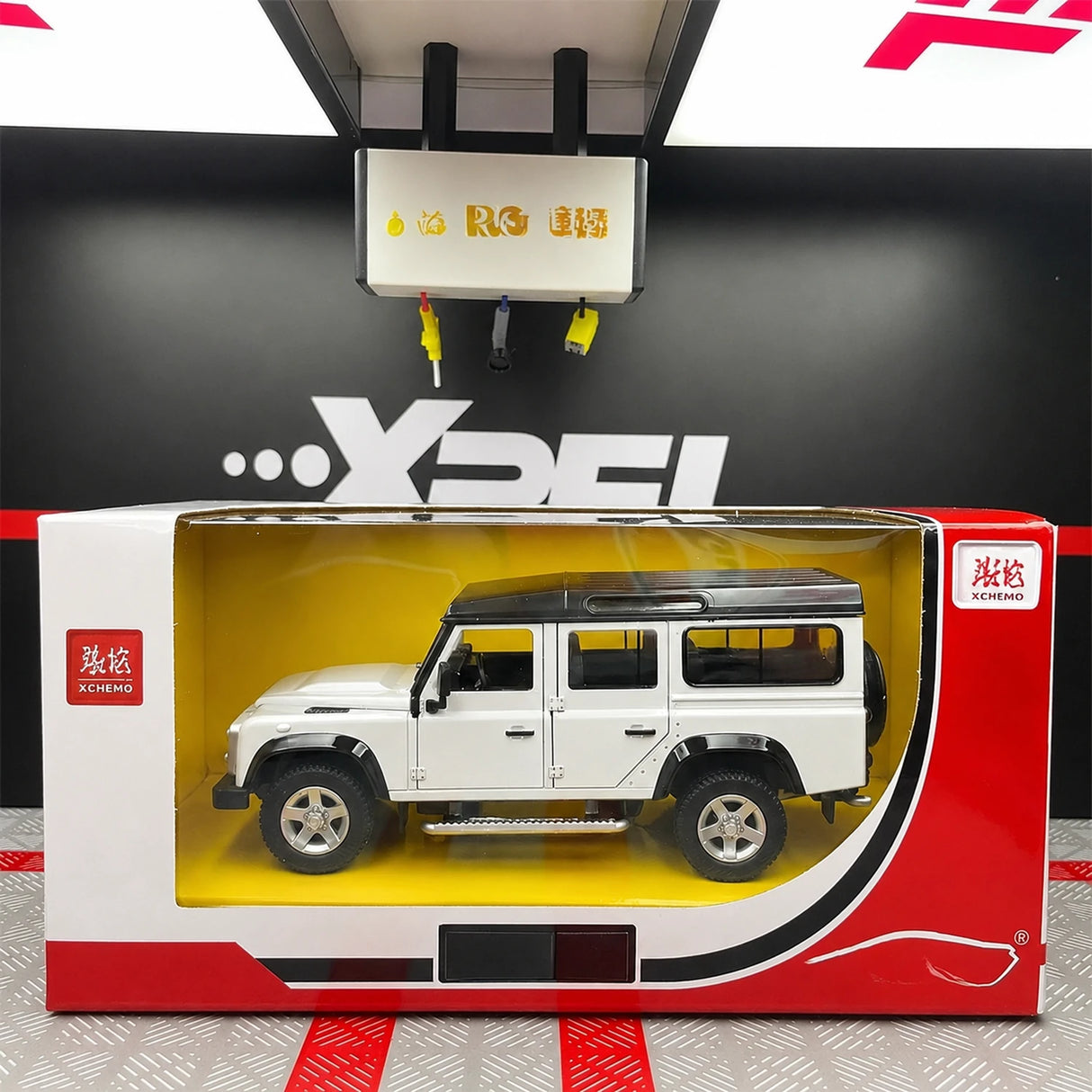 Land Rover 1990 Defender 110 White 1:36 – Diecast Display Model Die-Cast