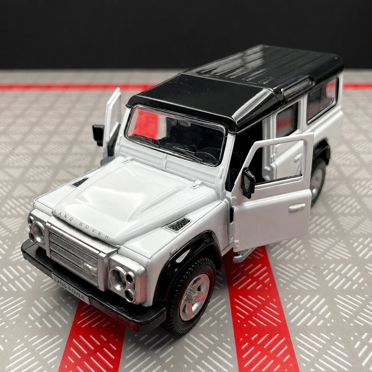 Land Rover 1990 Defender 110 White 1:36 – Diecast Display Model Die-Cast