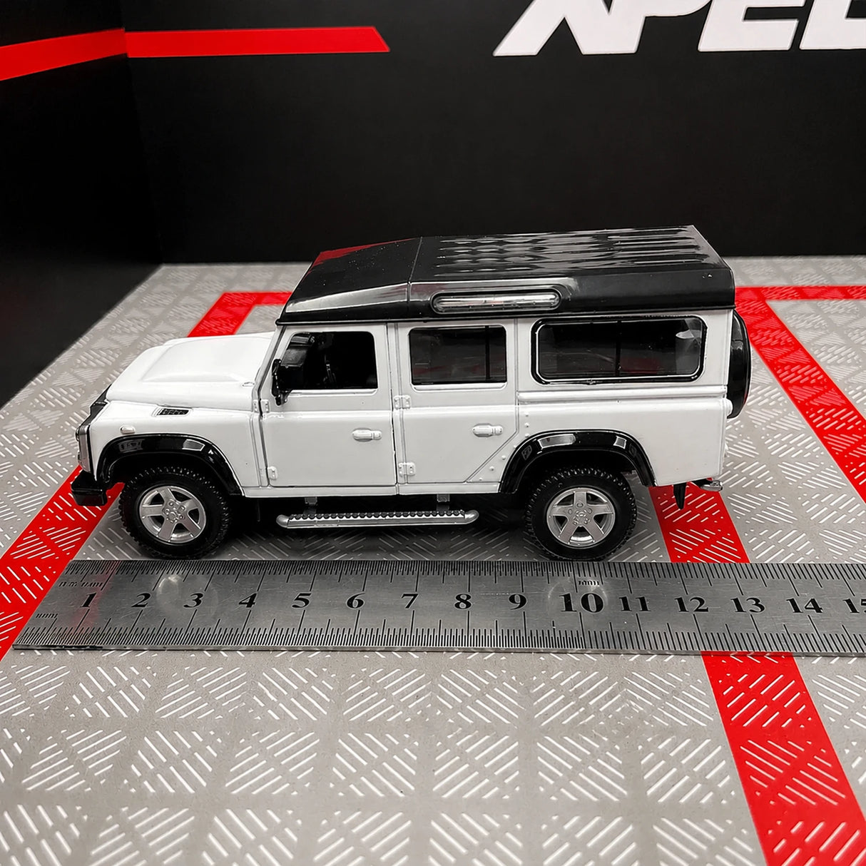 Land Rover 1990 Defender 110 White 1:36 – Diecast Display Model Die-Cast