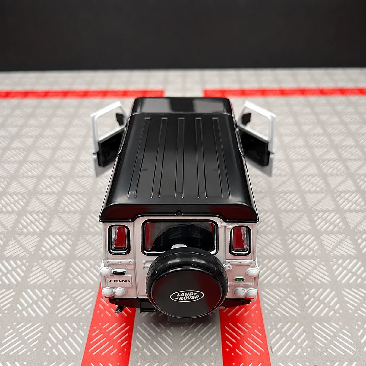 Land Rover 1990 Defender 110 White 1:36 – Diecast Display Model Die-Cast