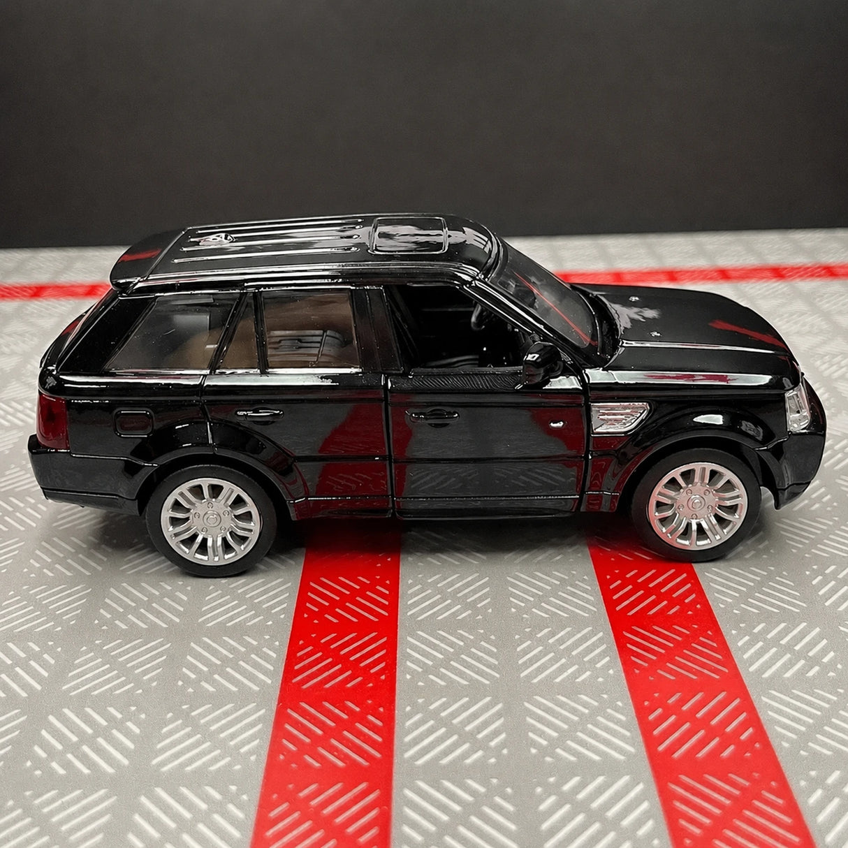 Land Rover 2005 Range Rover Glossy Black 1:36 – Diecast Display Model Die-Cast