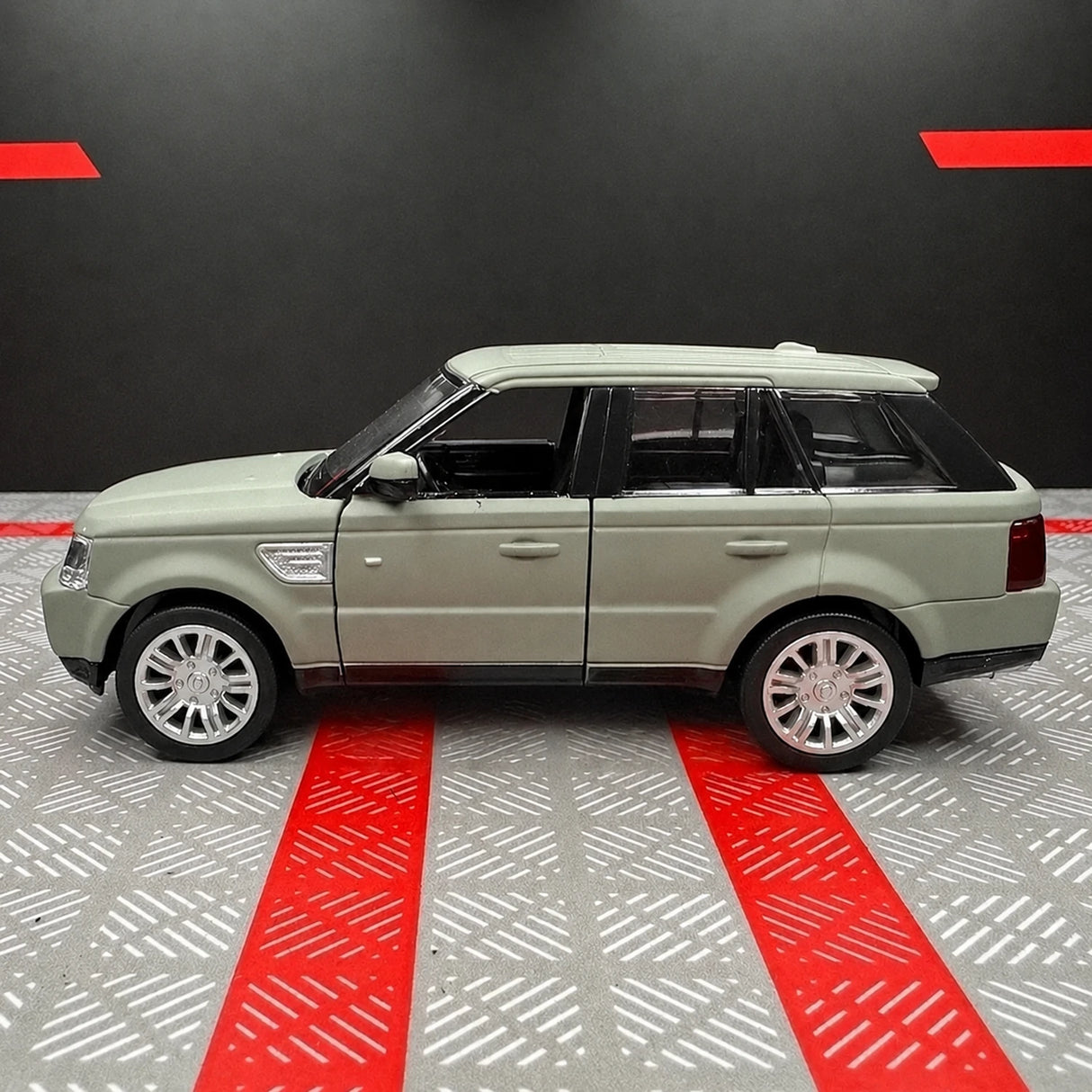 Land Rover 2005 Range Rover Green 1:36 – Diecast Display Model Die-Cast