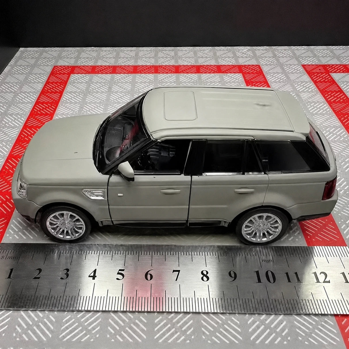 Land Rover 2005 Range Rover Green 1:36 – Diecast Display Model Die-Cast
