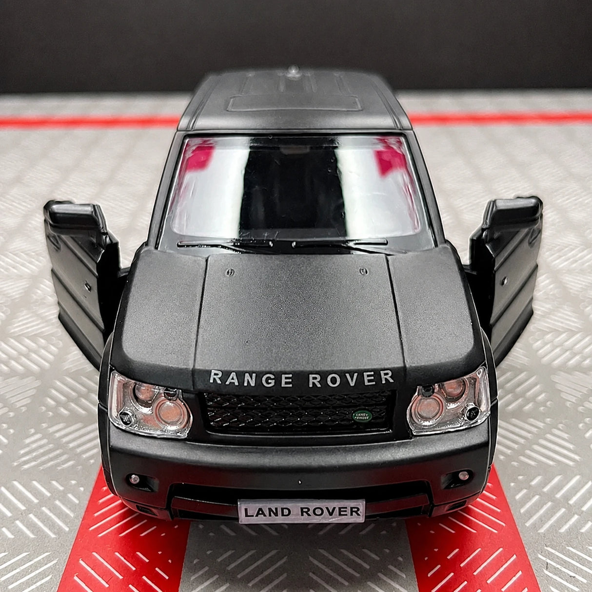 Land Rover 2005 Range Rover Matte Black 1:36 – Diecast Display Model Die-Cast