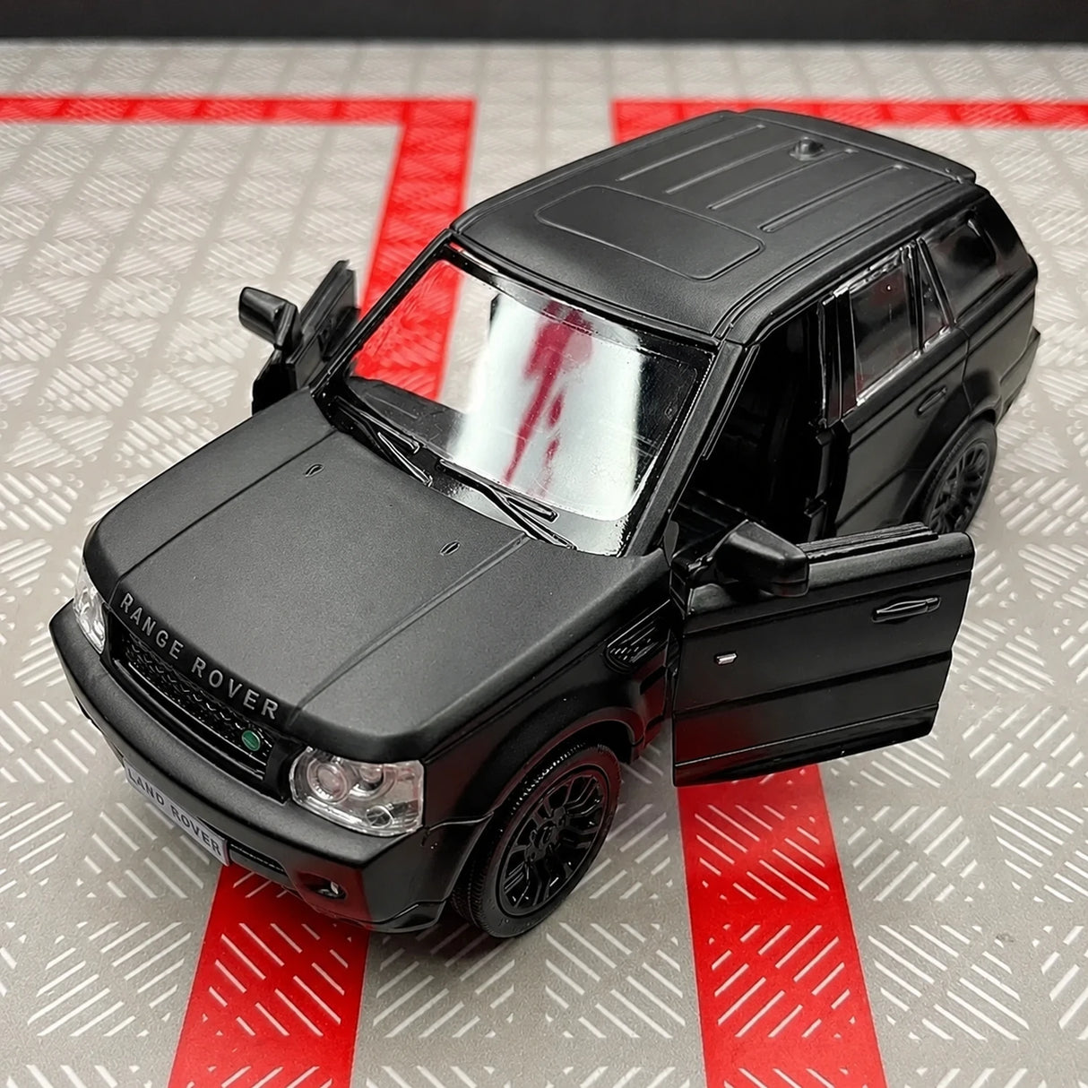 Land Rover 2005 Range Rover Matte Black 1:36 – Diecast Display Model Die-Cast