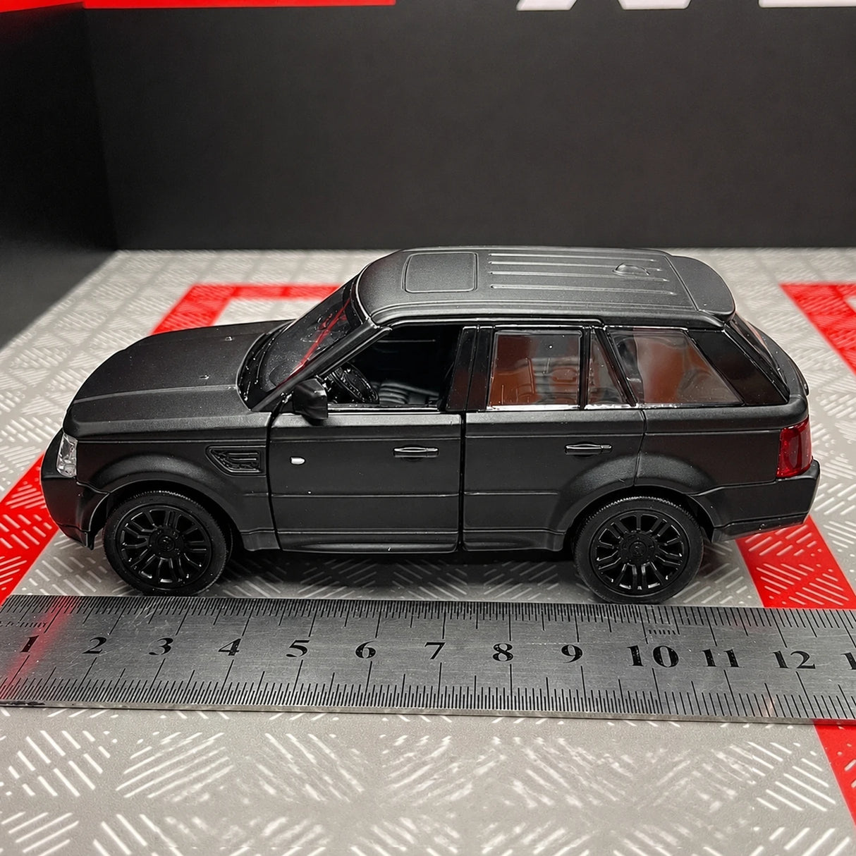 Land Rover 2005 Range Rover Matte Black 1:36 – Diecast Display Model Die-Cast