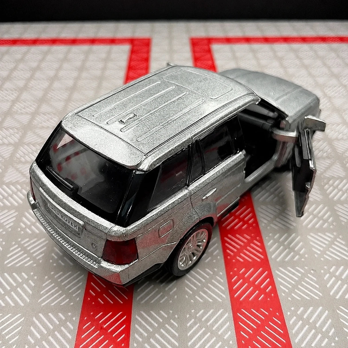 Land Rover 2005 Range Rover Silver 1:36 – Diecast Display Model Die-Cast