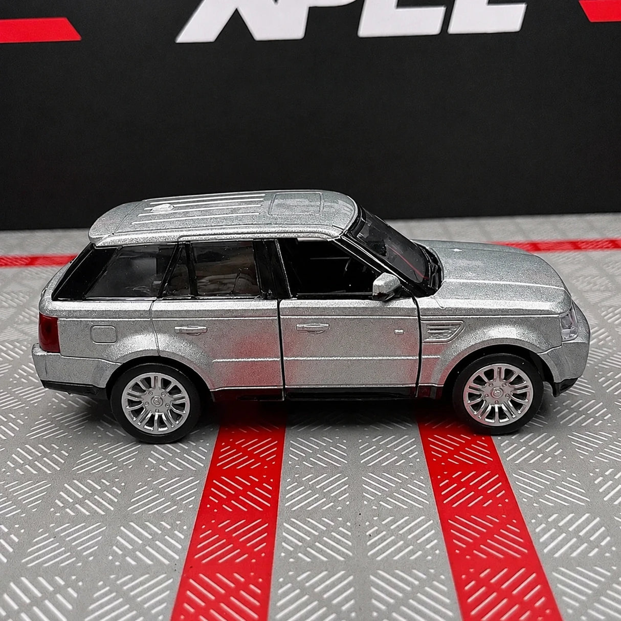 Land Rover 2005 Range Rover Silver 1:36 – Diecast Display Model Die-Cast