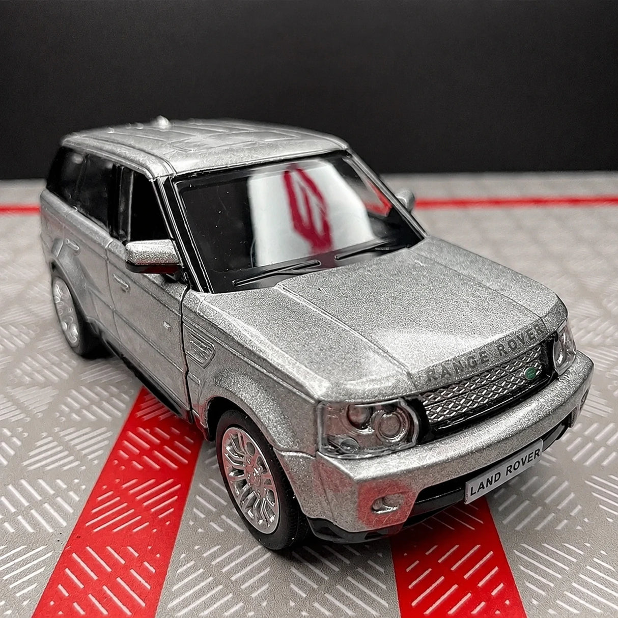Land Rover 2005 Range Rover Silver 1:36 – Diecast Display Model Die-Cast