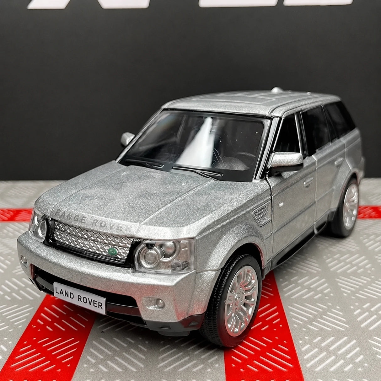 Land Rover 2005 Range Rover Silver 1:36 – Diecast Display Model Die-Cast