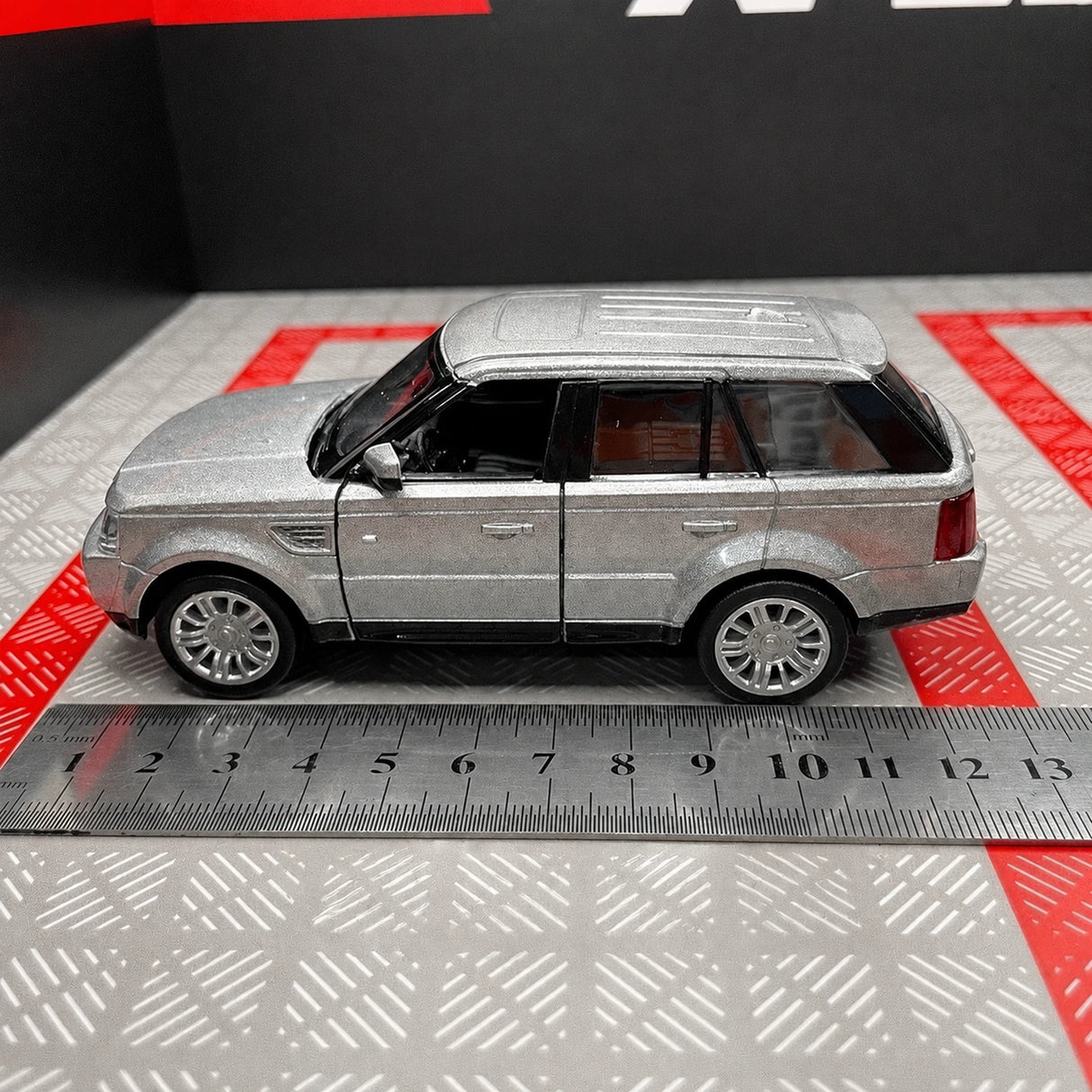 Land Rover 2005 Range Rover Silver 1:36 – Diecast Display Model Die-Cast