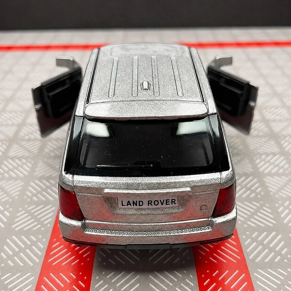 Land Rover 2005 Range Rover Silver 1:36 – Diecast Display Model Die-Cast